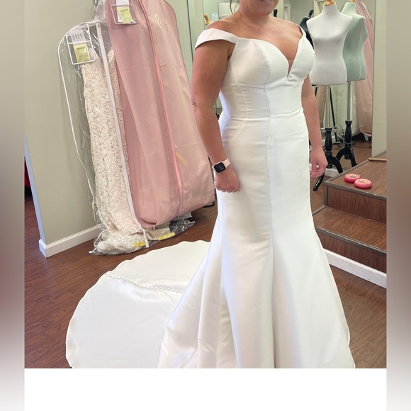 Essence of Australia Wedding Dress - Picture 3 of 5